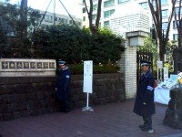 中大理学部校門　右側に献花台